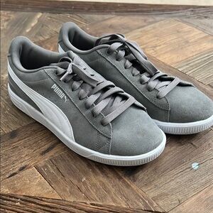 Puma Woman’s gray sneaker